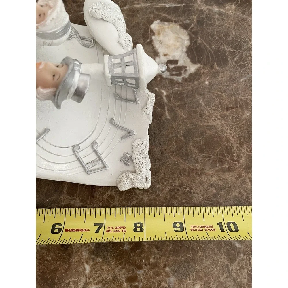 Vtg White Silver Ceramic Angel Carolers Tabletop Figurine Music Box Lincolnshire